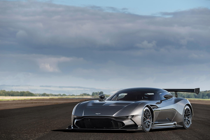 Illustration for article titled Here's The Last Avro Vulcan Flying Over An Aston Vulcan
